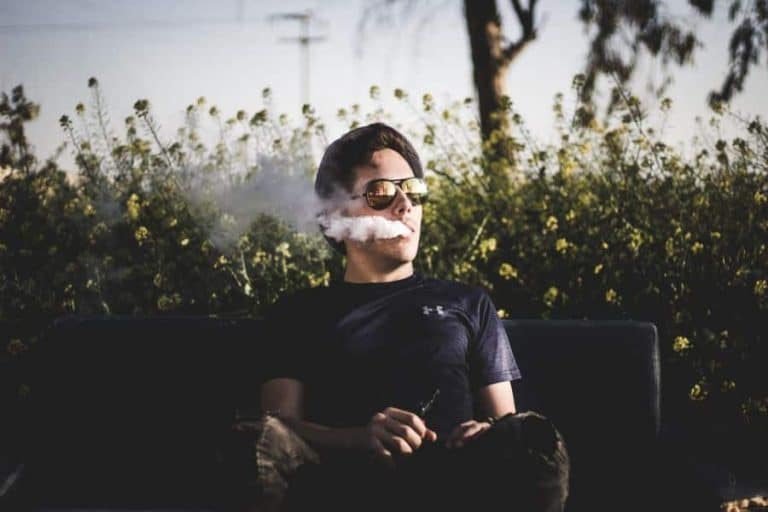 Vapes vs Classic Cigarettes – Side by Side Comparison