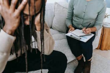 A bipolar patient at a therapy session