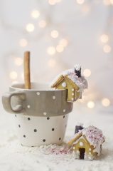 making mini gingerbread houses: decorating mini gingerbread houses - Healthsoothe