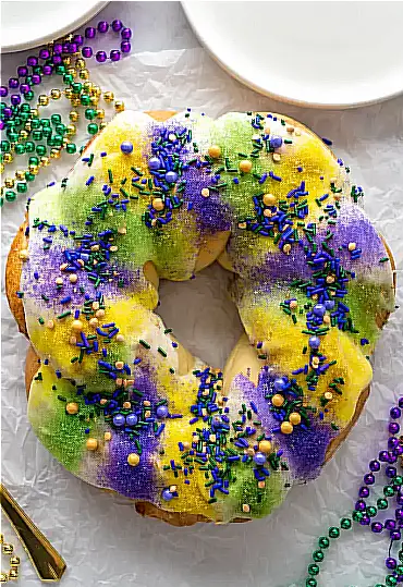 making king cake: Decoratig your King cake for Mardi Gras - Healthsoothe