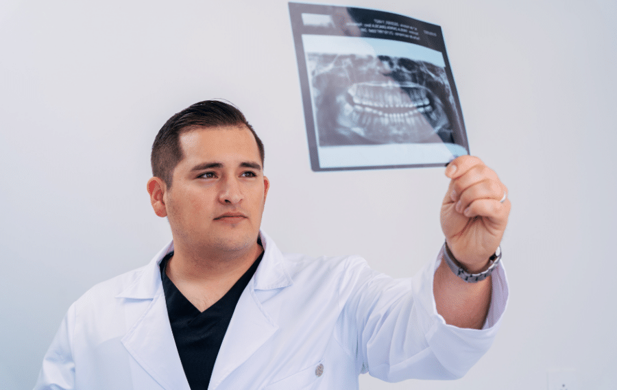 Un Hombre Con Una Camisa Blanca Descripción Generada Automáticamente